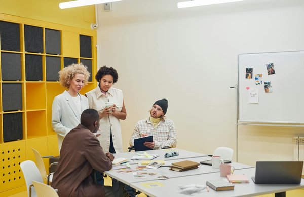 Comment la visibilité d'une marque peut être augmentée grâce à l'utilisation d'un parasol publicitaire